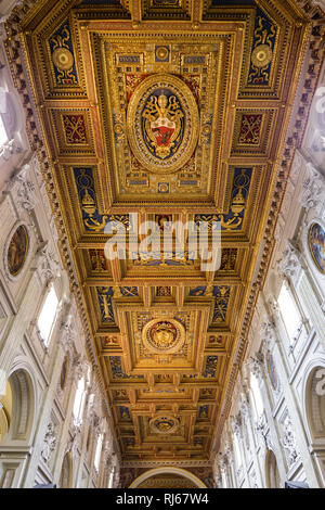 Europa, Italien, Latium, Rom, prachtvolle Kassettendecke der Kirche San Giovanni in Laterano Sterben Stockfoto