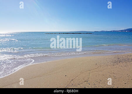 Unberührter Sandstrand mit Wave Rückstände Muster und blaues Meer auf Mallorca, Spanien. Stockfoto