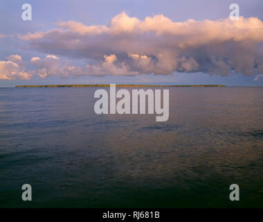 USA, Wisconsin, Apostel Islands National Lakeshore, Sturmwolken über Lake Superior und York Insel, von wenig Sand Bay. Stockfoto
