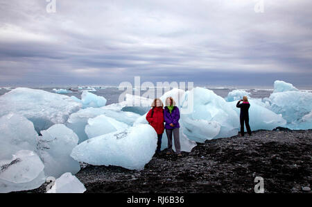 Jökulsárlón, Landschaft, Meer, Strand, Eisbrocken, Touristen, Insel, Stockfoto