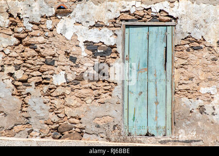 Alte Mauer aus Stein und Holz- Tür in Fuerteventura, Spanien Stockfoto
