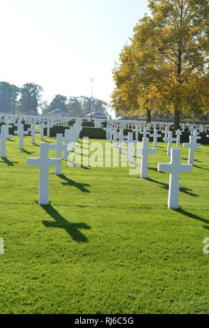 Reihen von Gräbern an Madingley amerikanischen Friedhof, Denkmal für die Toten des Zweiten Weltkriegs 2. Stockfoto