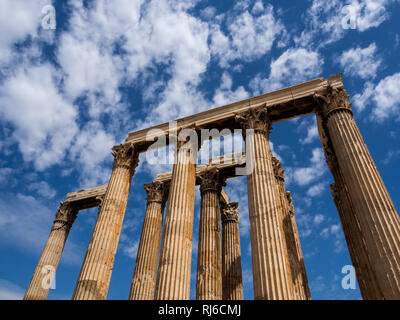 Übrigen Spalten der Tempel des Olympischen Zeus in Athen, Griechenland schossen gegen den blauen Himmel und malerischen Wolken Stockfoto