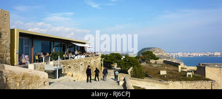 Restaurant im Schloss Santa Bárbara. eine Festung auf dem Berg Benacantil (166 m). in Alicante, Spanien. Stockfoto