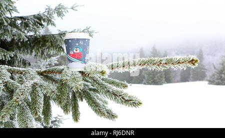 Schwarzwald, Deutschland - 20 November 2017.: McDonalds plastik Becher für Kaffee. McDonald's Corporation ist der weltweit größte Kette von Hamburger fast food. Stockfoto