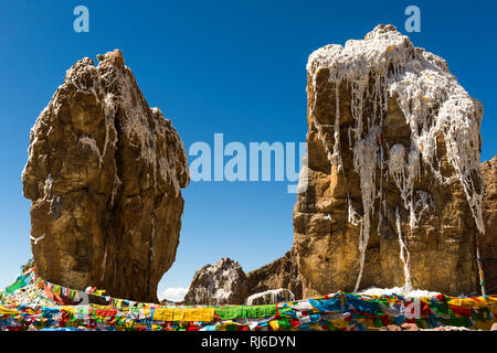 Tibet, Steine vor dem Kloster Tashi Dor Stockfoto