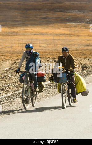 Tibet, der Friendship Highway, Radfahrer bin Gyatso La Pass Stockfoto