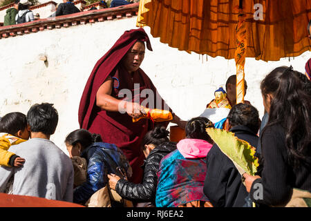 Tibet, Pilger am Kloster Drepung Stockfoto