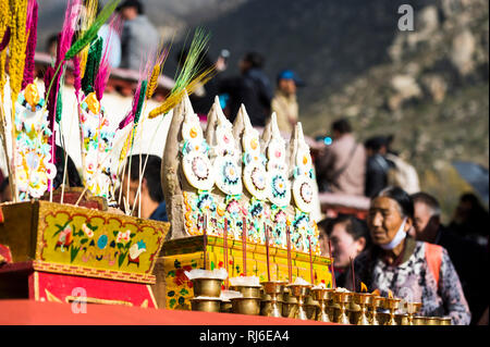 Tibet, Pilger am Kloster Drepung, Opfergaben Stockfoto