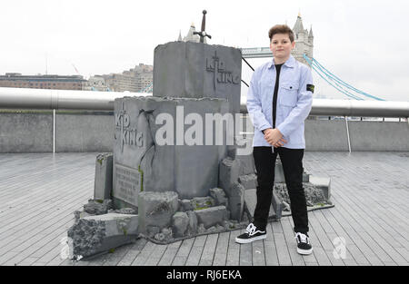 Louis Ashbourne Serkis auf ein Foto für Cast-Mitglieder vom Zicklein, die König vor dem Hintergrund von der Tower Bridge und die City Hall Wäre, 2 More London Riverside, London. Stockfoto