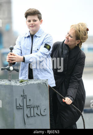 Louis Ashbourne Serkis und seine Mutter Lorraine Ashbourne an einem Foto für Cast-Mitglieder vom Zicklein, die König vor dem Hintergrund von der Tower Bridge und die City Hall Wäre, 2 More London Riverside, London. Stockfoto