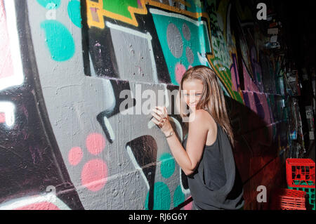 Frau in einer Gasse graffitied Melbourne, Australien Stockfoto