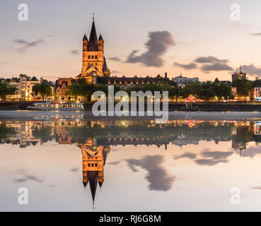 Die große St. Martin Kirche eine romanische Kirche in Köln, Deutschland. Stockfoto