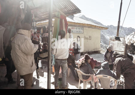 Pahalgam, Jammu und Kaschmir, 26 Dezember, 2018: Touristische Menschen waring warme Kleidung (wasserdichte Jacken und Stiefel) auf einer Straße im Stall von einem Winter wir Stockfoto