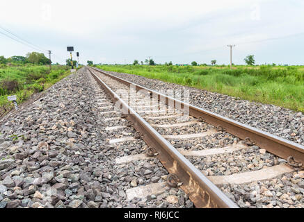 Eisenbahnschienen, die von rechts nach links Stockfoto