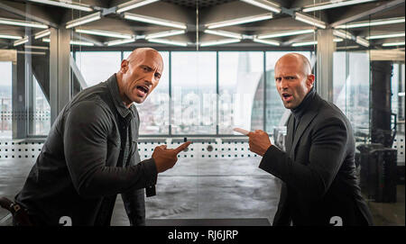 FAST & Furious präsentiert; HOBBS & Shaw 2019 Universal Pictures Film mit Dwayne Johnson auf der linken und Jason Statham Stockfoto