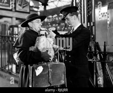 Pater Brown DETECTIVE 1954 Film mit Alec Guinness auf der linken Seite Stockfoto