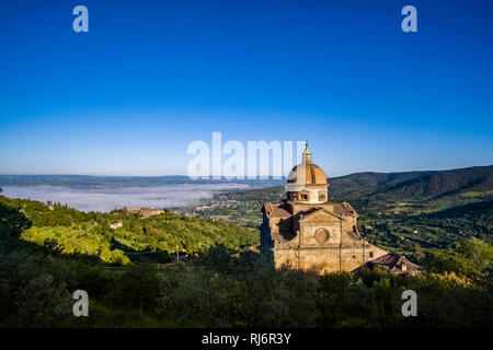 Typische hügelige Landschaft der Toskana mit der Kirche Santa Maria Nuova, Chiesa di Santa Maria Nuova Stockfoto