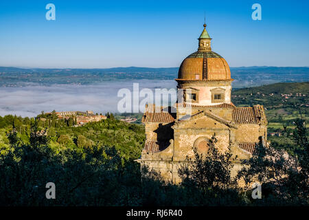 Typische hügelige Landschaft der Toskana mit der Kirche Santa Maria Nuova, Chiesa di Santa Maria Nuova Stockfoto