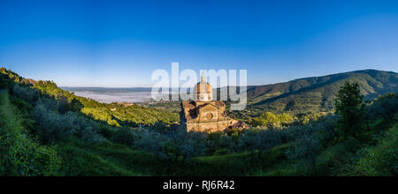 Typische hügelige Landschaft der Toskana mit der Kirche Santa Maria Nuova, Chiesa di Santa Maria Nuova Stockfoto