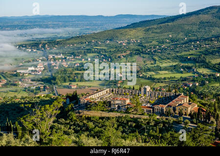 Typische hügelige Landschaft der Toskana mit dem Friedhof der Stadt, Cimitero di Cortona Stockfoto