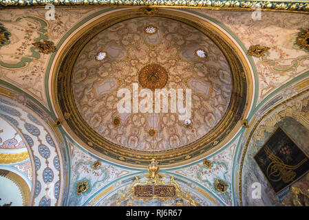 Schöne Dekoration im Topkapi Palast. Decke in einem der Räume - die Imperial (Sultan) Halle im Harem. Istanbul, Türkei Stockfoto