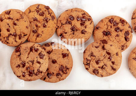 Ein Foto des frisch gebackenen Golden Brown Chocolate Chip Cookies, Schuß von oben Stockfoto