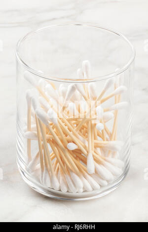 Bambus Wattestäbchen in einem Glas auf einem Marmor Oberfläche Stockfoto
