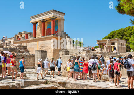 Touristische Gruppe auf einer geführten Tour im Palast von Knossos in der Nähe von restaurierten Eingang Nord mit wütenden Stier fresco. Heraklion, Kreta, Greeece Stockfoto