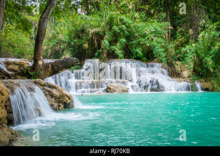 Türkisfarbene Wasser des Kuang Si Wasserfall in der Nähe von Luang Prabang, Laos. Stockfoto