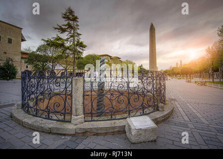 Die griechischen Schlange Spalte und Alten Ägyptischen Obelisk von Theodosius an der Stelle der antiken Römischen Hippodrom von Konstantinopel in Istanbul, Türkei Stockfoto