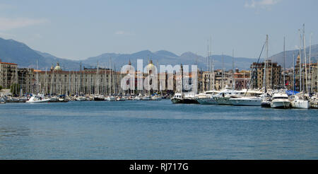 PALERMO, ITALIEN, 18. JUNI 2018: Blick über La Cala, den Creek, Marina in Richtung der historischen Stadt Palermo, Sizilien an einem sonnigen Nachmittag. Stockfoto