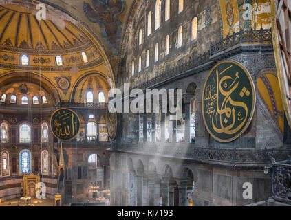 Die Hagia Sophia (auch genannt die Hagia Sofia oder Ayasofya) Innenarchitektur in Istanbul, Türkei. Ein Museum vereint Christen und Muslime. Stockfoto