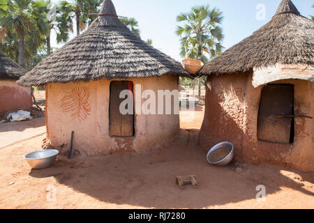 Dorf Bodadiougou, Banfora, Cascades Region, Burkina Faso, 4. Dezember 2016; Einige der Gebäude in Godima Siri's Verbindung. Stockfoto