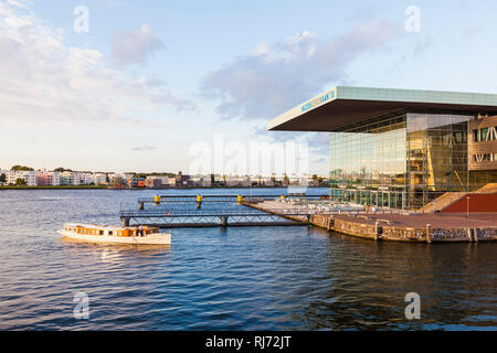 Niederlande, Amsterdam, Muziekgebouw aan 'T IJ, Konzerthaus, Konzerthalle für klassische Musik, Ausflugsboot Stockfoto