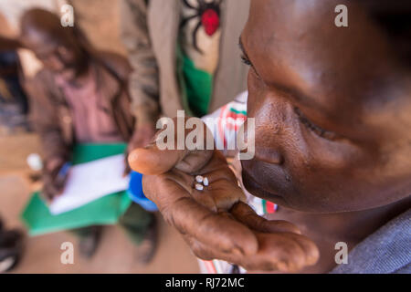 Dorf Bodadiougou, Banfora, Region Cascades, Burkina Faso, 4. Dezember 2016; Verteilung von Ivermectin nach Kadijatou Siri. Dies ist Teil des Programms zur Verhinderung Von Flussblindheit in der Region. Stockfoto