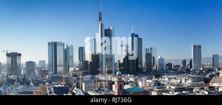 Blick vom Kaiserdom St. Bartolomäus zur Paulskirche und zur Skyline von Frankfurt am Main, Hessen, Deutschland Stockfoto