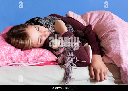 Mädchen, 12 Jahre alt, Balatonfüred mit Stofftier im Bett, apathisch, deprimiert, krank Stockfoto