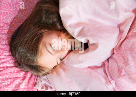 Mädchen, 12 Jahre alt, Balatonfüred im Bett, apathisch, deprimiert, krank Stockfoto