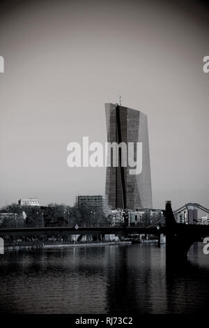 Hochhaus und der Hauptsitz der Europäischen Zentralbank hinter der Alten Brücke in Frankfurt Stockfoto