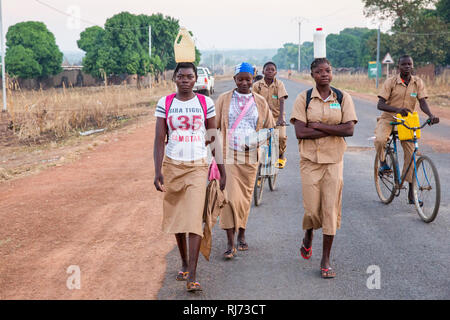 Diarabakoko-Dorf, Banfora, Cascades Region, Burkina Faso, 5. Dezember 2016; Die Schüler tragen auf dem Schulweg ihre eigene Wasserversorgung mit. Stockfoto