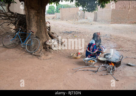 Diarabakoko-Dorf, Banfora, Cascades Region, Burkina Faso, 5. Dezember 2016; EINE Frau, die Knödel zum Verkauf an einem Straßenstall anstellt. Stockfoto