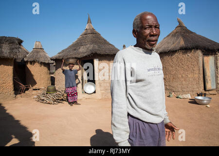 Diarabakoko-Dorf, Banfora, Cascades Region, Burkina Faso, 5. Dezember 2016; Dan Paul Karama, Gemeindeführer, in seiner Verbindung. Stockfoto