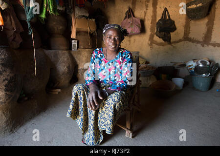 Diarabakoko-Dorf, Banfora, Cascades Region, Burkina Faso, 5. Dezember 2016; Diane Karama, Community Drug Distributor, in ihrer Küche zu Hause. Stockfoto