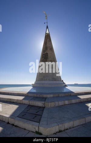 PALMA DE MALLORCA, SPANIEN - Februar 4, 2019: Molinar Turm zentriert über der Sonne mit blauem Himmel an einem sonnigen Tag, am 4. Februar 2019 i Palma de Mallo Stockfoto