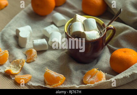 Heißer Kakao mit Marshmallows. Weihnachten Hintergrund. Stockfoto