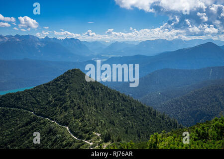 Deutschland, Bayern, Bayerische Alpen, Walchensee, Blick vom Herzogstand in den sommerlichen Martinskopf und das Karwendel. Stockfoto