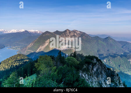 Deutschland, Bayern, Bayerische Alpen, Walchensee, Blick vom Jochberg und Herzogstand in den Walchensee kurz nach Sonnenaufgang Stockfoto