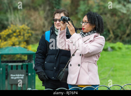 Mixed Race Paar Touristen Fotos von Sehenswürdigkeiten in Großbritannien. Stockfoto