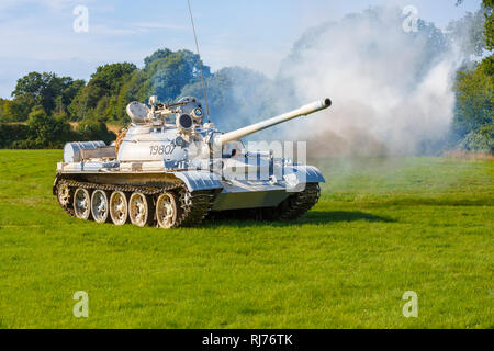 T55 ein Battle Tank in Bewegung und weißer Rauch, ex-slowakische Armee Reserve, die in der peruanischen Armee Farbschema, auf Anzeige für Fahrten bei einer Airshow Display Stockfoto